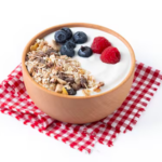 Iogurte com granola e frutas 